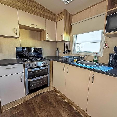 Great 8 Berth Caravan In Norfolk Near To Great Yarmouth Ref 20178Bs Hopton on Sea Bagian luar foto