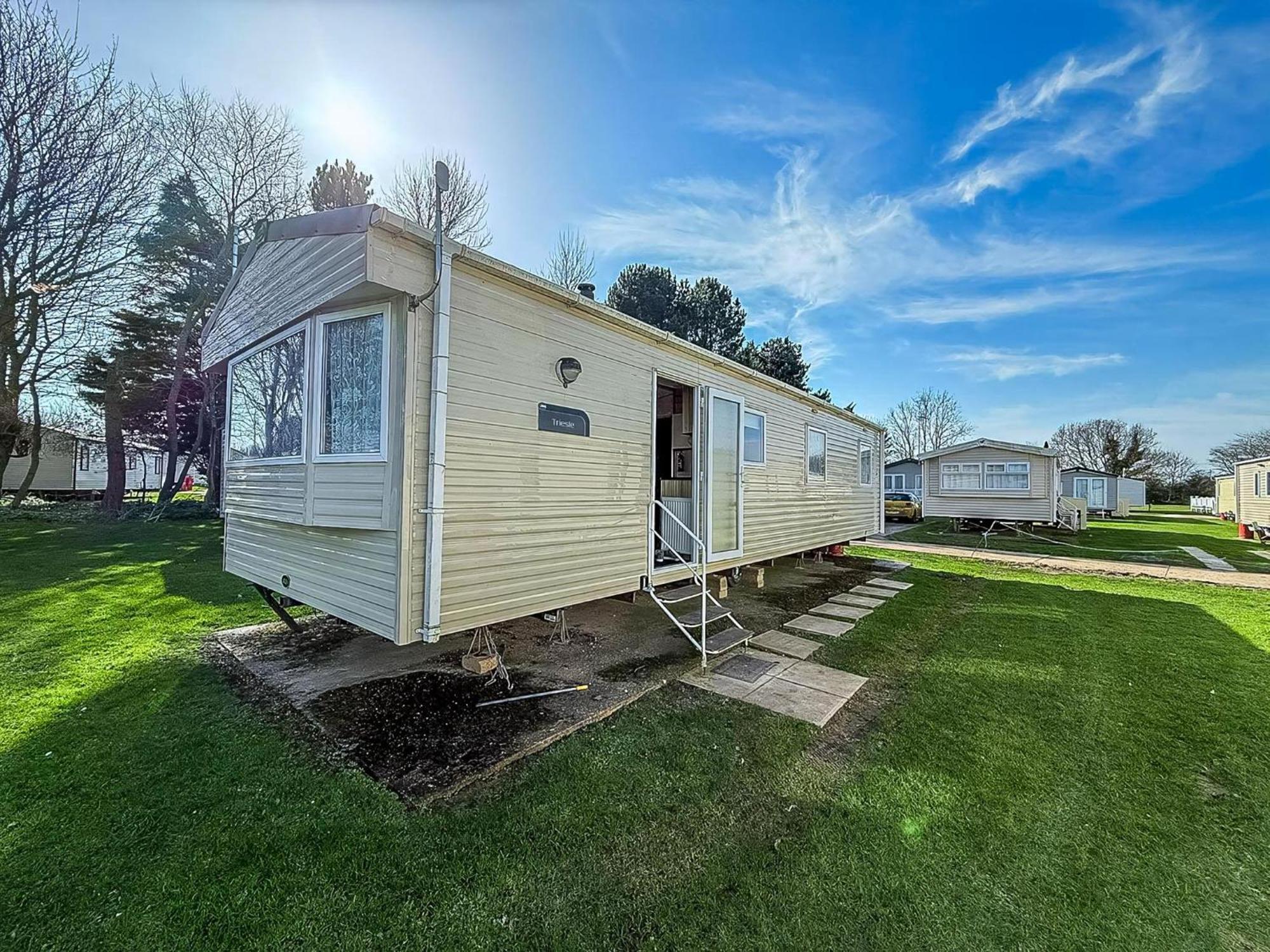 Great 8 Berth Caravan In Norfolk Near To Great Yarmouth Ref 20178Bs Hopton on Sea Bagian luar foto